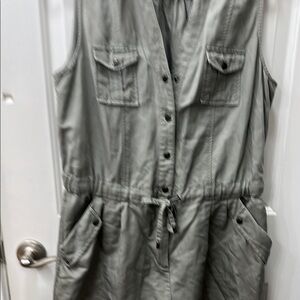 Two by Vince Camuto Gray Sleeveless Jumpsuit with V-Neck